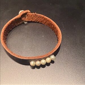 Brown Leather Bracelet with 5 Pearls - Pearl End Closure - BRAND NEW - 8 Inches